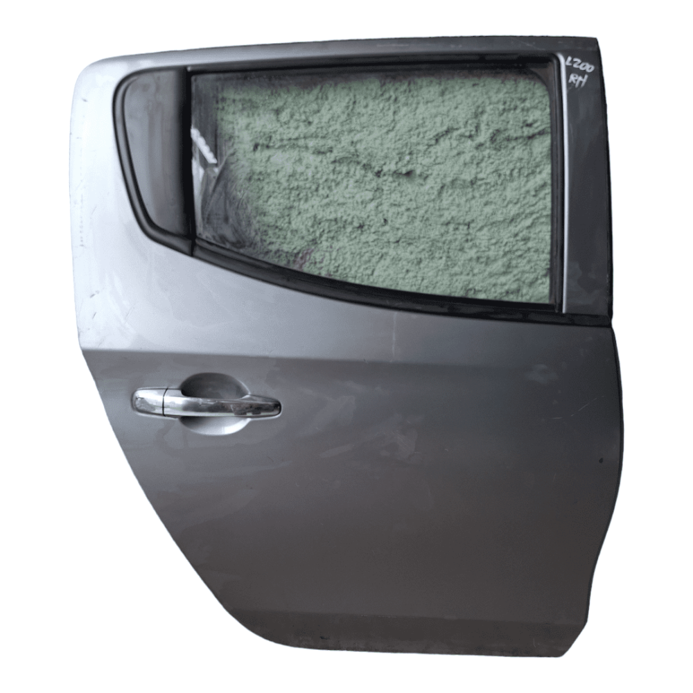 PUERTA TRASERA DERECHA (RH) MITSUBISHI L200 2018 AL 2024