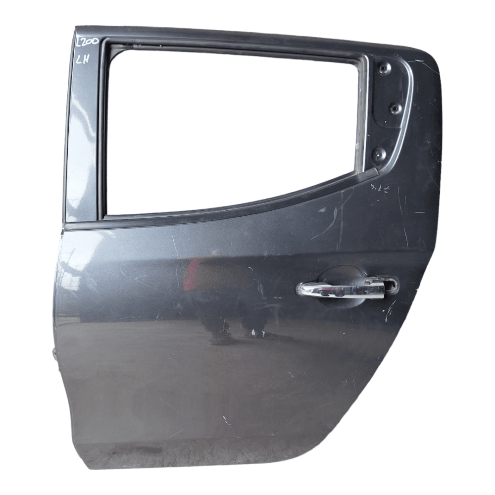 PUERTA TRASERA IZQUIERDA (LH) MITSUBISHI L200 2018 AL 2024