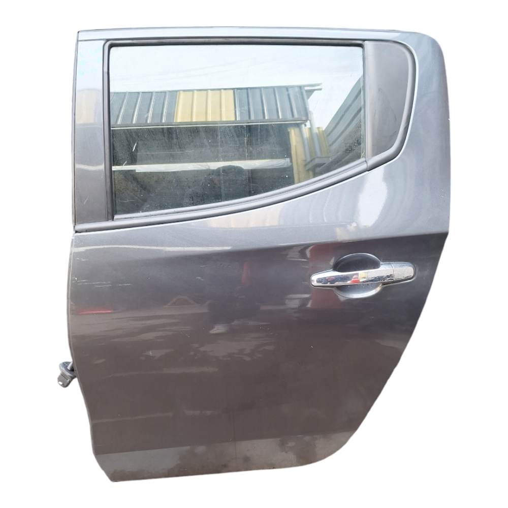 PUERTA TRASERA IZQUIERDA MITSUBISHI L200 2015 AL 2022