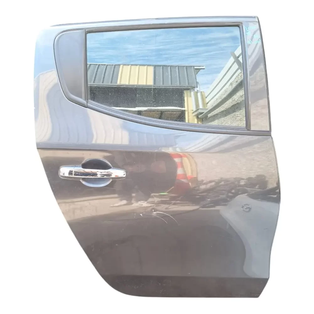 PUERTA TRASERA DERECHA MITSUBISHI L200 2016 AL 2024