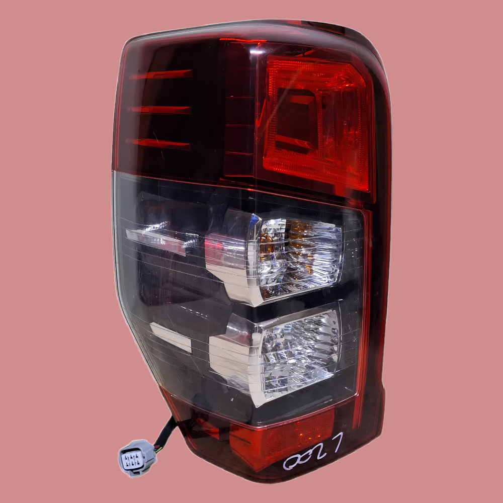 FOCO TRASERO IZQUIERDO (LH) MITSUBISHI L200 2018-2023 CARROCERIA