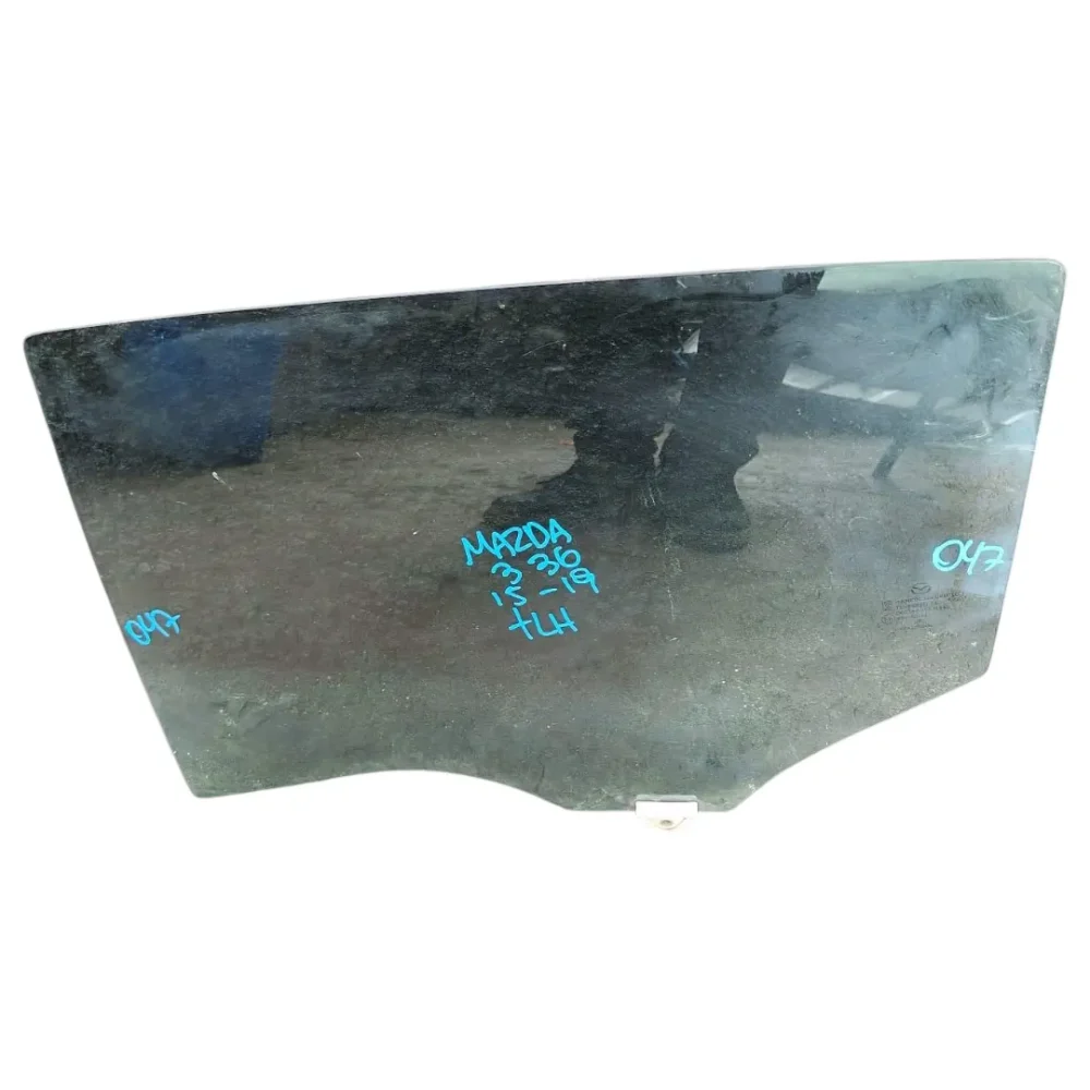 VIDRIO TRASERO IZQUIERDO MAZDA 3 3G 2015 AL 2019
