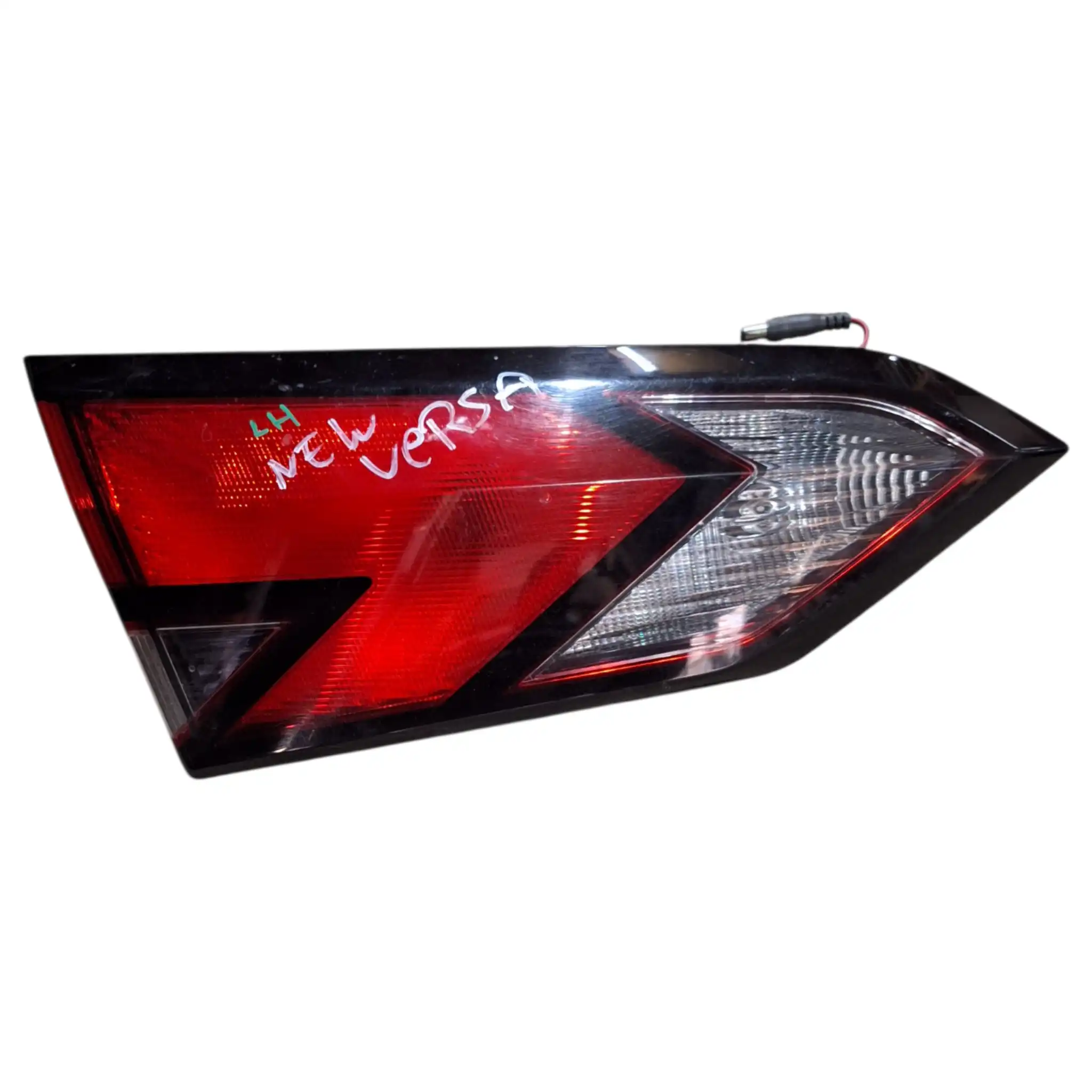 FOCO TRASERO IZQUIERDO NISSAN VERSA 2020/2025 MALETA