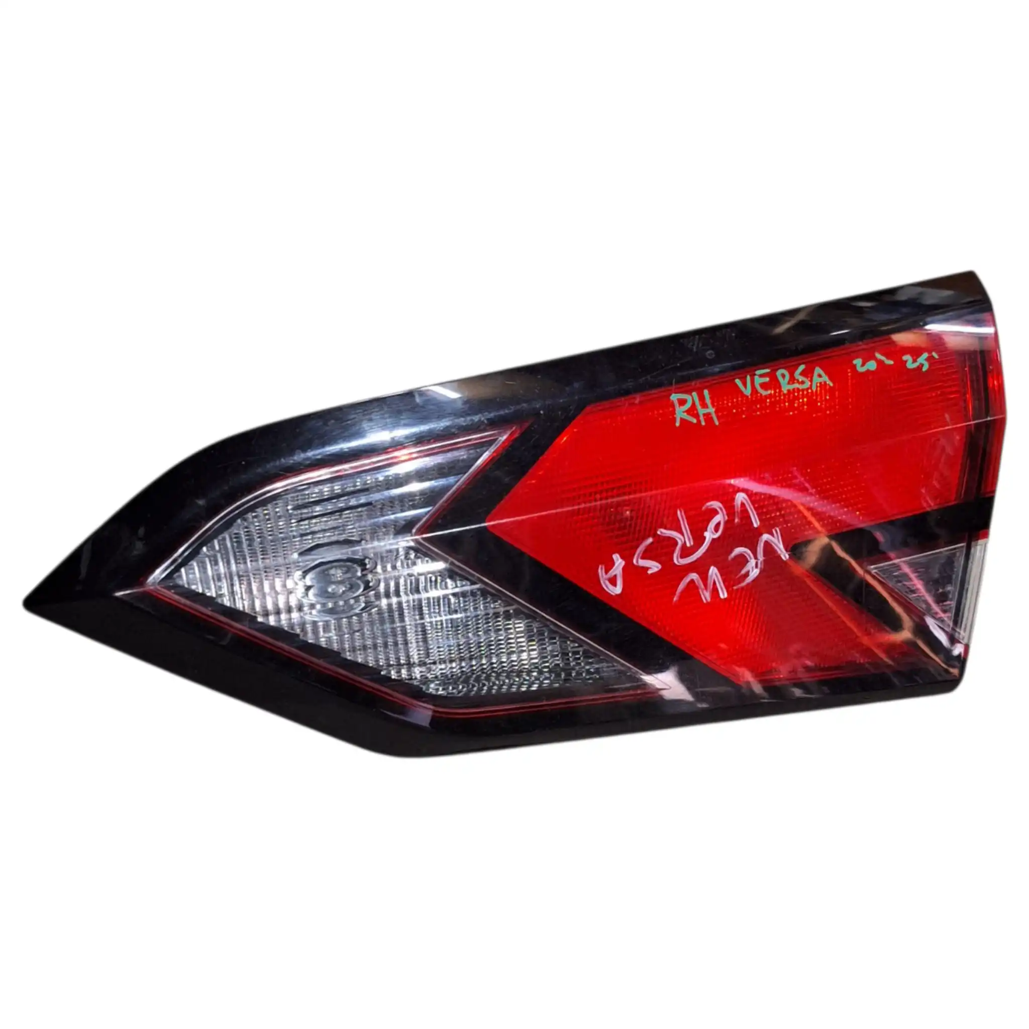 FOCO TRASERO DERECHO NISSAN VERSA 2020/2025 MALETA